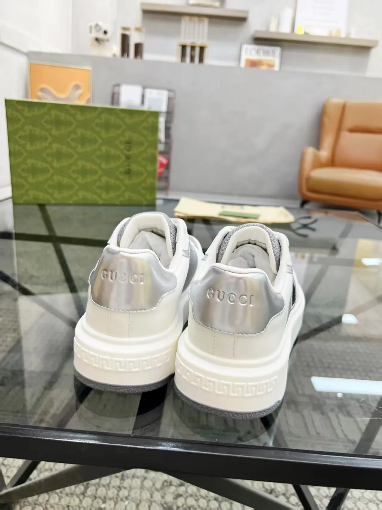 P440 new men's shoes GUCCI [Lightning] latest shoes are shipped. Original quality, fashionable, made of special materials, sheepskin lining, brand new packaging. The foot feels super comfortable and the workmanship is impeccable. Size: 38-45